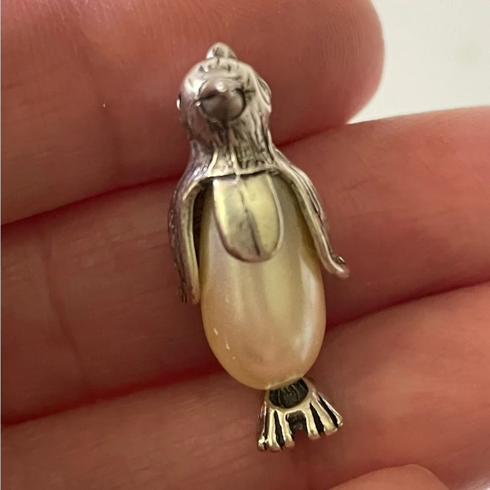 Penguin Pearl silver tone pendant, vintage ? Penguin necklace pendant only - Picture 7 of 7